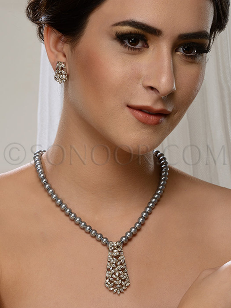 Nagi Victorian Gray Pearl String Pendant Set