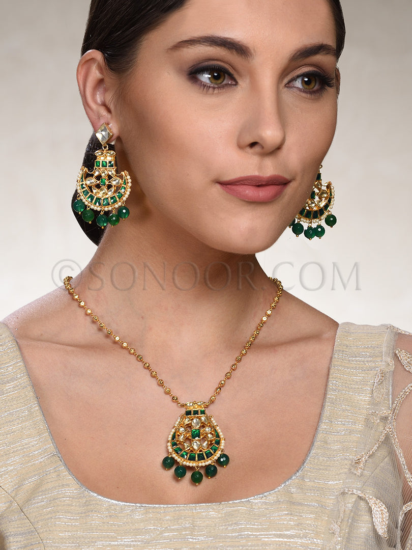 Rivika Kundan Pendant Set in Gold Chain