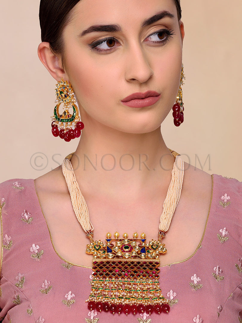 Qushi Antique Gold Finish Pendant Set