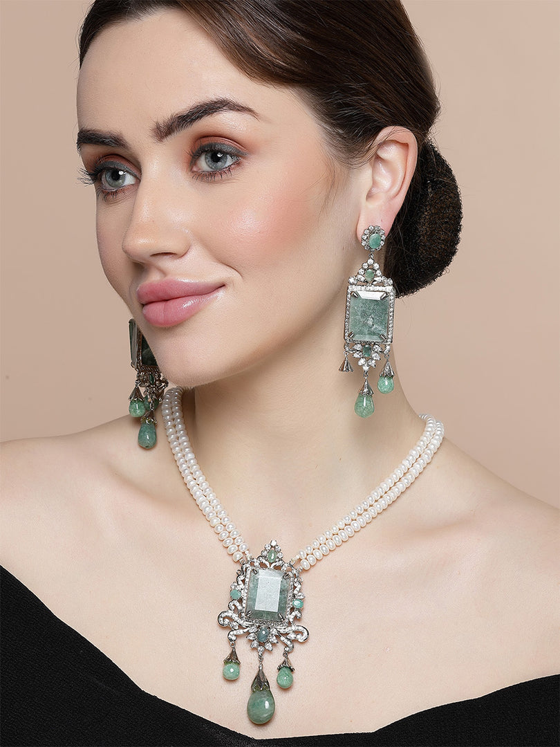 Akshata Pendant Set with Earrings